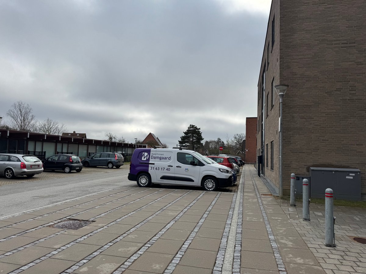 Malerfirmaet Damgaards bil ved en erhvervsejendom